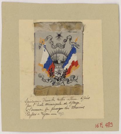"A la Russie la ville de Lyon, 1893" : carte-album sur soie tissée par l'Ecole municipale de tissage (1893, cote : 16FI/489)