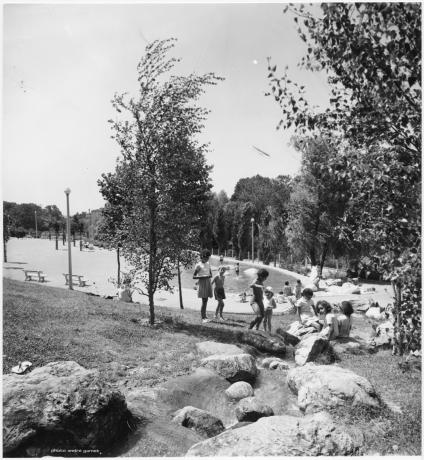 Quartier de la Duchère- Terrain de jeux avec un bassin - 1ph6633