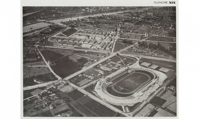 Lyon an avion, vue aérienne des abattoirs et du stade de Gerland : tirage photo NB par F. Pélagaud et F. Seive (1926, cote : 1II/546)