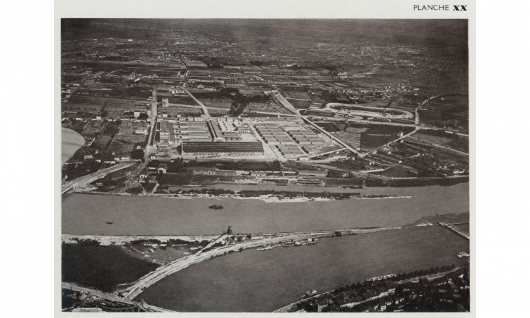 Lyon an avion, vue aérienne des abattoirs et du stade de Gerland : tirage photo NB par F. Pélagaud et F. Seive (1926, cote : 1II/546)