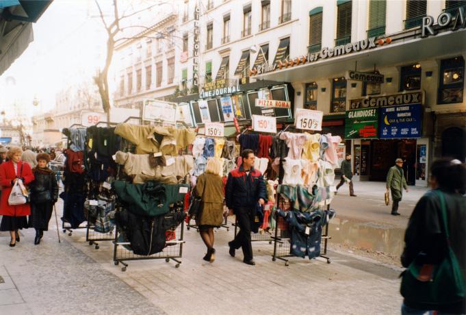 La rue de la République dans les années 1990 : tirage photo couleur (cote : 2198WP/10)