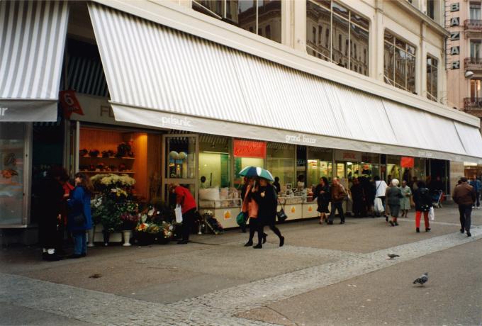 La rue de la République devant le Grand Bazar dans les années 1990 : tirage photo couleur (cote : 2198WP/10)