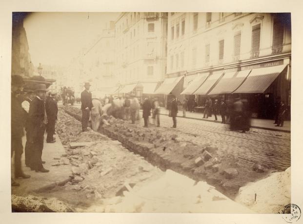 Installation de câbles électriques rue de la République : tirage photo NB (1888, cote : 2PH/241)