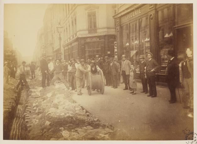 Installation de câbles électriques rue de la République : tirage photo NB (1888, cote : 2PH/241)