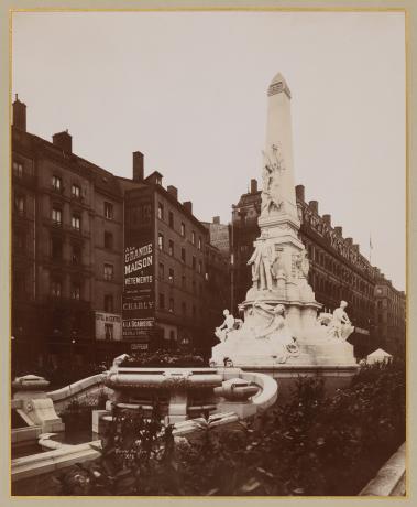 Fontaine de la place de la République : tirage photo NB par Victoire (sans date, cote : 2PH/252)