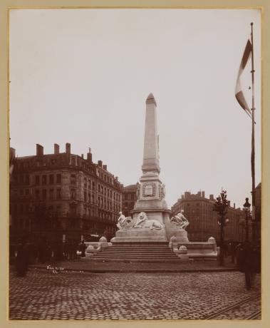 Fontaine de la place de la République : tirage photo NB par Victoire (sans date, cote : 2PH/252)