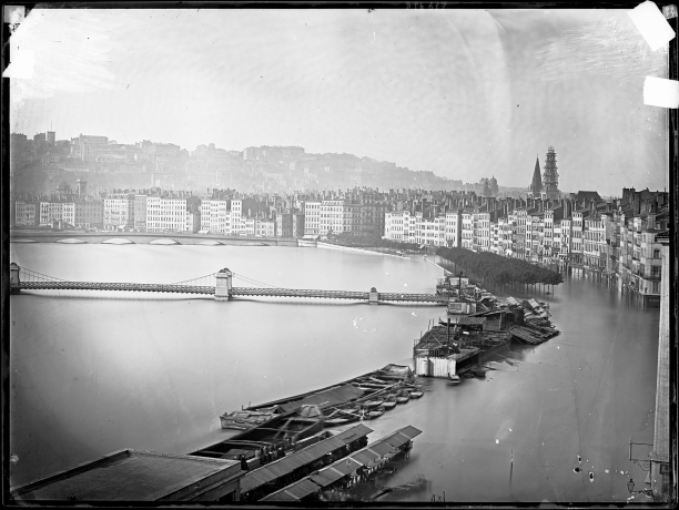 Inondation de la Saône, à Lyon : montée des eaux quai Saint-Antoine, vue prise depuis l’immeuble situé à l’angle de la rue du colonel Chambonnet et du quai Tilsitt, en direction du nord, cliché Louis Froissart, 20 mai 1856 - 3Ph617