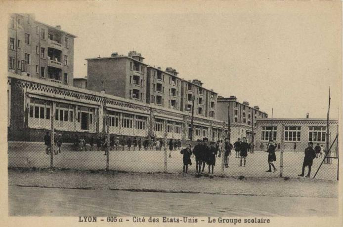 Cité des Etats-Unis, le groupe scolaire : carte postale NB (1933, cote : 4FI/334)