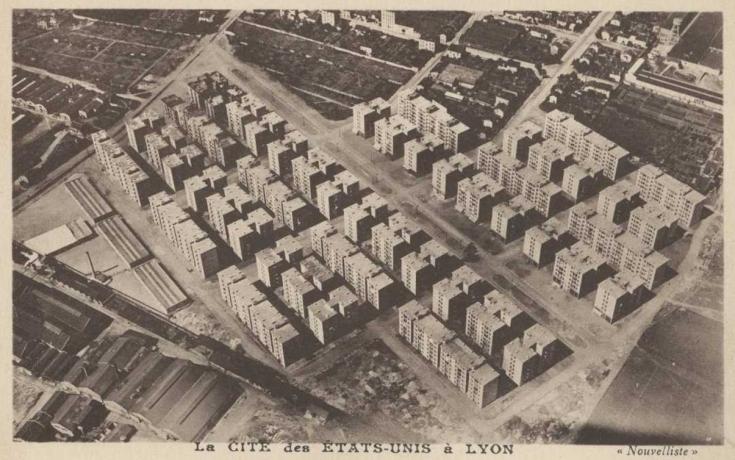 La cité des Etats-Unis à Lyon, vue aérienne : carte postale NB (vers 1930, cote : 4FI/336)