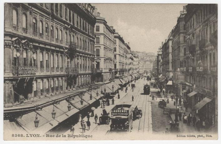 Lyon - Rue de la République : carte postale NB (vers 1910, cote : 4FI/1348)