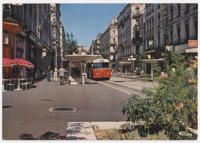 Lyon - Rue de la République, avec un trolley à l'arrêt au niveau de la rue Neuve : carte postale couleur éditeur Cim (vers 1977, cote : 4FI/5910)