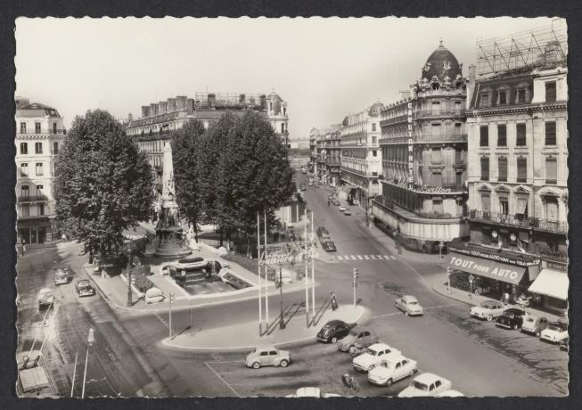 Lyon - Place de la République : carte postale NB (vers 1950, cote : 4FI/12485)