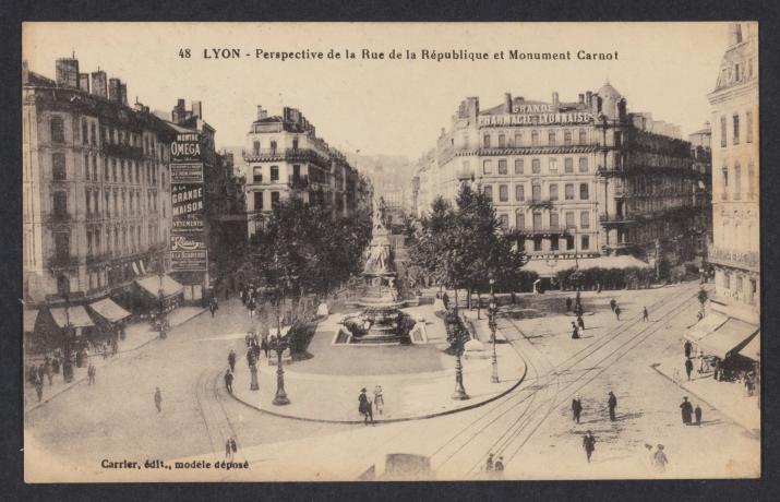 Lyon - Perspective de la Rue de la République et Monument Carnot : carte postale NB (1917, cote : 4FI/12560)