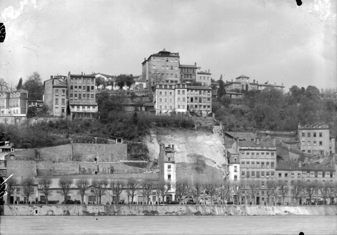 Eboulement du cours d’Herbouville, vue depuis la rive gauche de la Saône, cliché E. Poix, 8 mai 1932 - 8Ph244