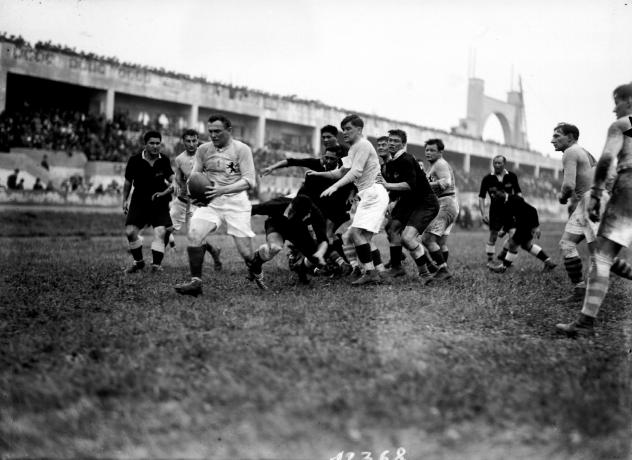 Rencontre de rugby au stade de Gerland : tirage photo NB par E. Pernet ou E. Poix (vers 1940, cote : 8PH/310)