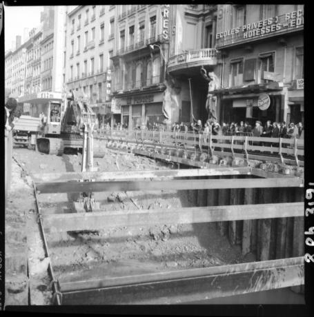 Travaux de construction du métro rue de la République : photographie NB sur film souple par E. Poix (sans date, cote : 8PH/3191)