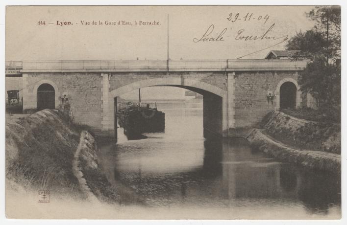 Lyon - Vue de la gare d'eau à Perrache : carte postale noir et blanc (1904, cote : 4FI/3419)