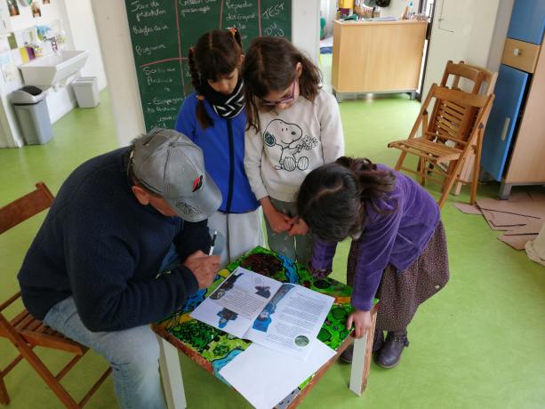 Un adulte et des enfants travaillant ensemble 