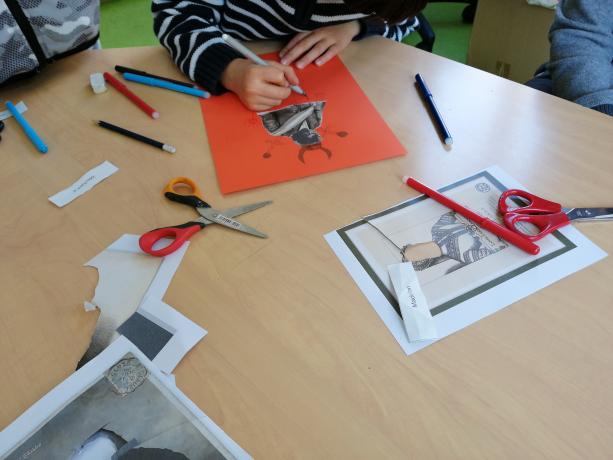 Enfants travaillant à une table 