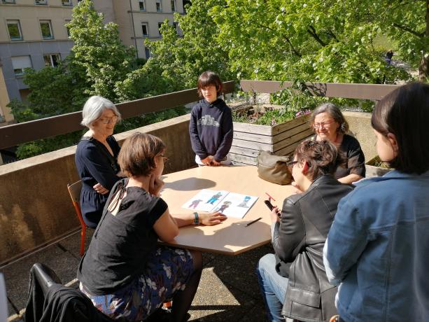 Groupe d'adultes échangeant autour d'une table 