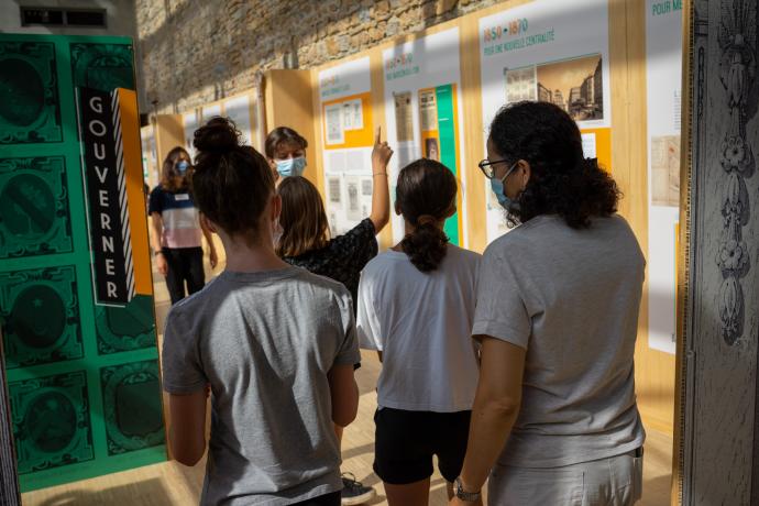 Enfants visitant une exposition