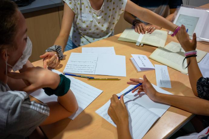 Enfants travaillant ensemble autour d'une table 