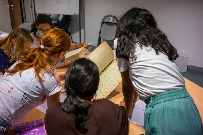 Enfants travaillant ensemble autour d'une table 