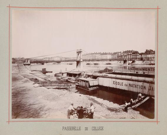 Exposition de Lyon de 1894, école de natation sur le Rhône près de la passerelle du Collège : tirage photographique noir et blanc (1894, cote : 2PH/239)