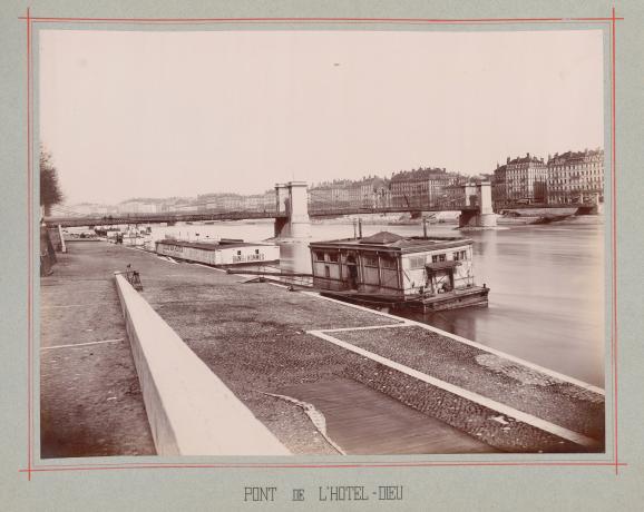 Exposition de Lyon de 1894, bains d'hommes sur le Rhône près du pont de l'Hôtel-Dieu : tirage photographique noir et blanc (1894, cote : 2PH/239)