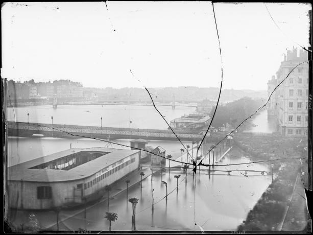 Inondations de 1856, bains des hommes sur le Rhône près de la place Tolozan : photographie négative noir et blanc sur plaque de verre par Louis Froissart (1856, cote : 3PH/567)