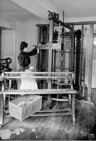 Ourdissage à bras - ouvrière devant son métier : tirage photographique NB (1905, cote : 1PH/460)