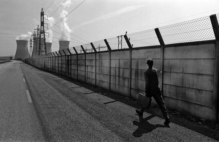 Sur la route de la centrale nucléaire du Bugey, 1986, Saint-Vulbas, Ain, photographie argentique
