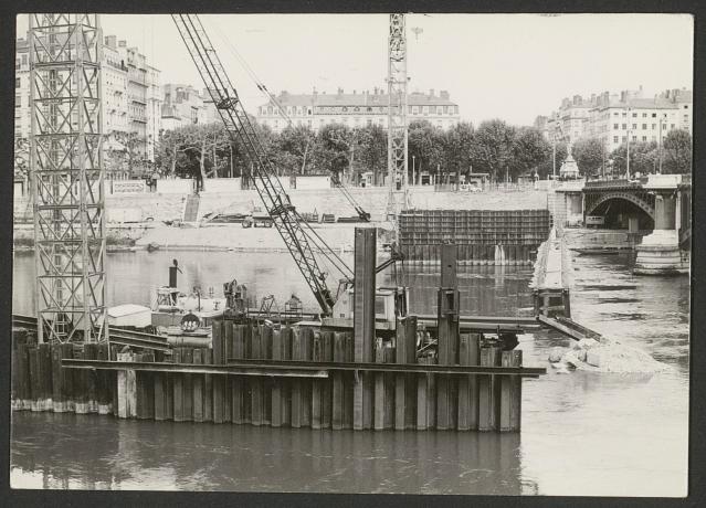 Construction du pont Morand pour la ligne A du métro : tirage photo. NB (1971-1975, cote : 100PH/1/66)