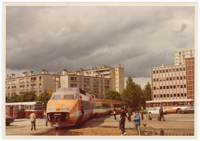 TGV circulant dans le quartier des Etats-Unis pour rejoindre l'usine Jeumont-Schneider de Monplaisir : photo. couleur (1977-1981, cote : 38PH/163)