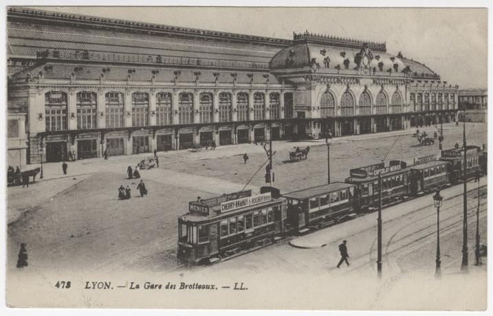 Lyon - La gare des Brotteaux, avec un tramway devant : carte postale NB (vers 1910, cote : 4FI/486)