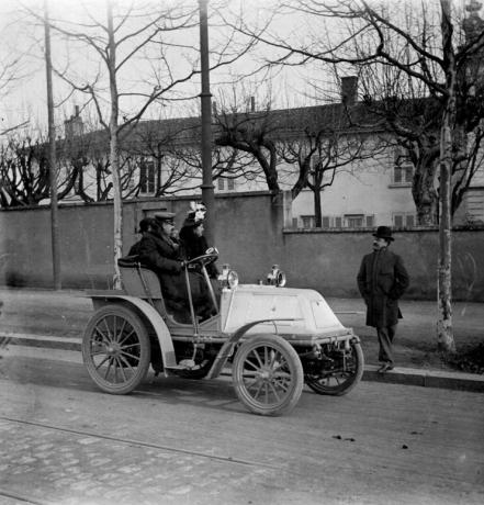 Départ d'une course de tricycles à pétrole et de voitures automobiles, automobile avec passagers : photo. NB (v. 1900, cote 10PH/24)