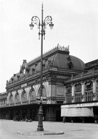 Éclairage public de la façade gare des Brotteaux : photo. jour NB anonyme (v. 1920-1930, cote 15PH/1/330)