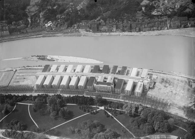 Palais de la foire, quai Achille Lignon, vue aérienne : photo. NB (1935, cote 15PH/1/662)