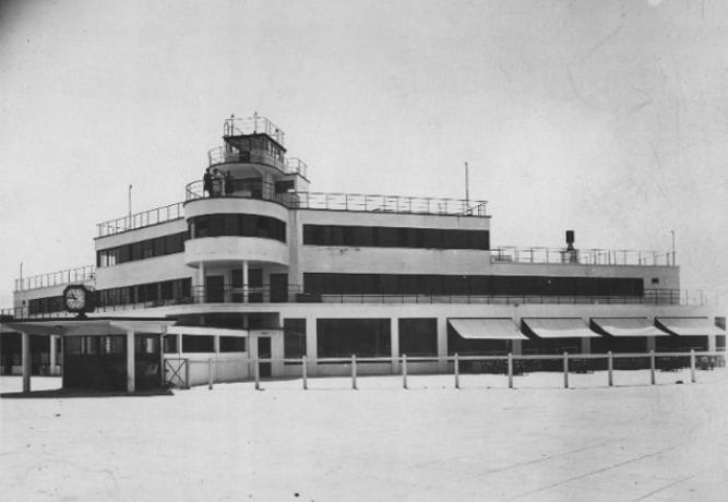 Aéroport de Bron, bâtiment vu de la piste : photo. NB de Poix (1935, cote 1PH/2277)