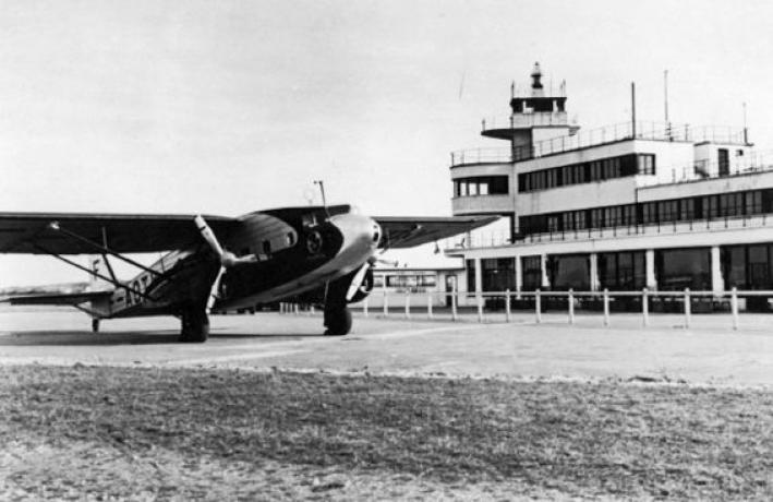 Aéroport de Bron, avion devant les bâtiments : photo. NB de Poix (1935, cote 1PH/2278)