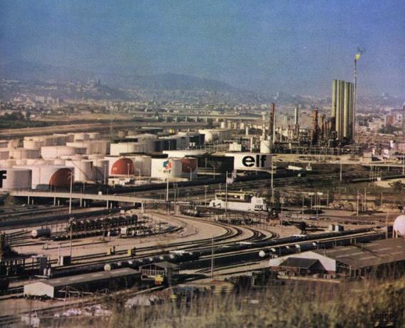 Raffinerie de pétrole ELF, Freyzin : photo couleur CRDP (1970, cote 1PH/2666, repro. commerciale interdite)