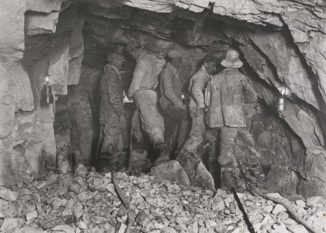 Tunnel sous la Croix Rousse, ouvriers au travail : photo. NB (v. 1940, cote 2PH/296/16)