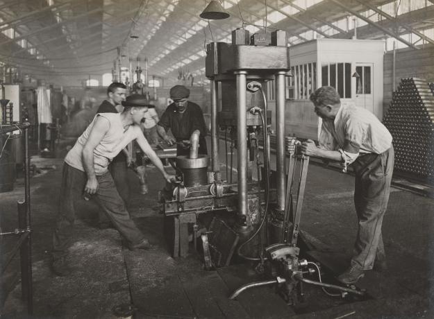 Halle aux bestiaux à Gerland, machine pour fabriquer du matériel de guerre : tirage papier NB au gélatino-bromure d'argent (1915, cote 2PH/338/2/149)