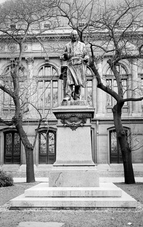 Faculté des sciences, cour centrale, statue de Claude Bernard : photo. NB (1942, cote 3PH/340)