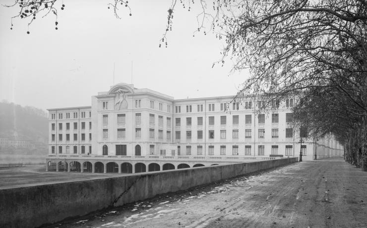 Palais de la foire, quai Achille Lignon : photo NB (1935, cote 3PH/393)