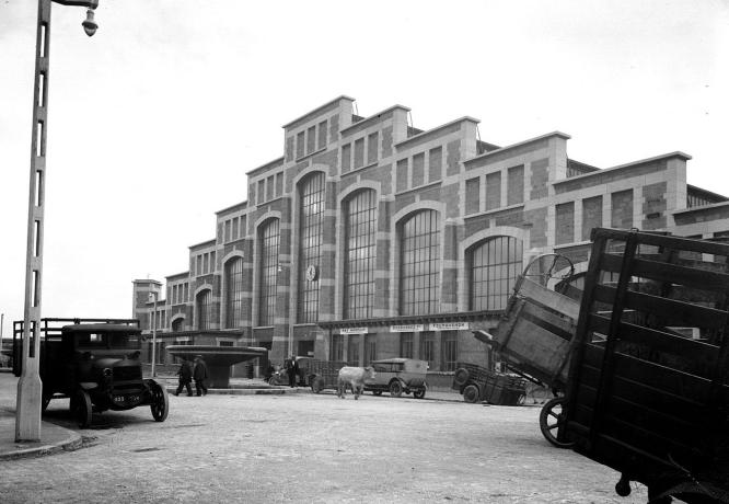 Abattoirs et marché aux bestiaux de la Mouche, Grand Hall Tony Garnier, façade : photo. NB (1928, cote 3PH/447)