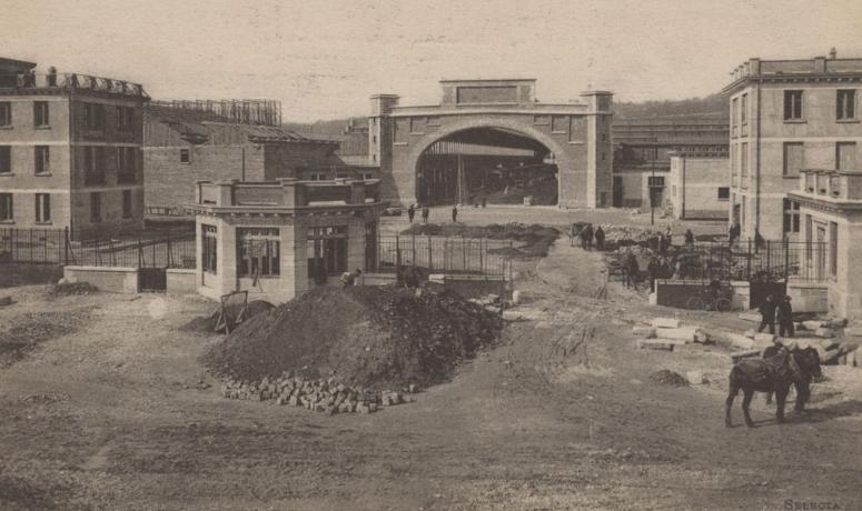 Exposition universelle de Lyon de 1914, entrée sud du Pavillon de la Soierie : photo. NB Selecta (1914, cote 4FI/10)
