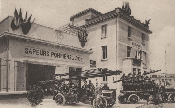 Exposition universelle de Lyon de 1914, poste des sapeurs pompiers : photo. NB (1914, cote 4FI/4479) 