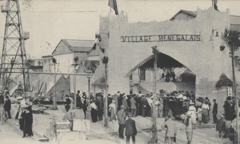 Exposition universelle de Lyon de 1914, entrée du village sénégalais : photo. NB (1914, cote 4FI/4517)