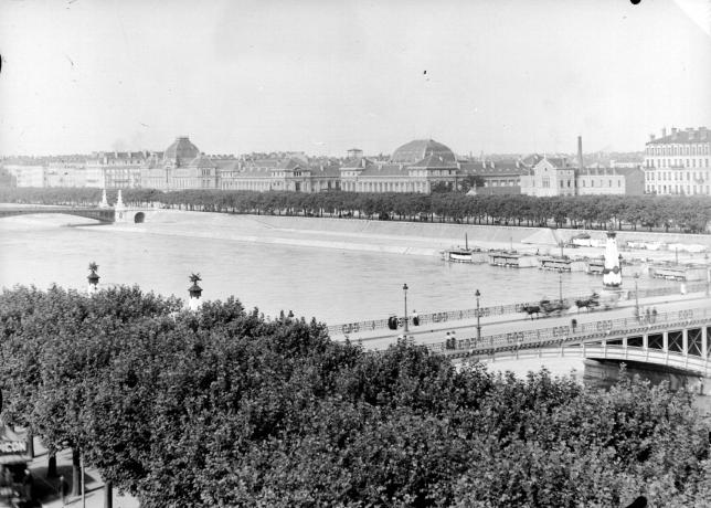 Pont Galliéni, à l'arrière plan facultés situées quai Claude Bernard : photo. NB E. Poix ou E. Pernet (s.d., cote 8PH/106)